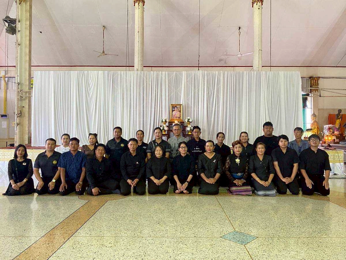 สพอ.เมืองพิษณุโลก เข้าร่วมกิจกรรมพิธีถวายความอาลัยแด่ สมเด็จพระนางเจ้าสิริกิติ์ พระบรมราชินีนาถ พระบรมราชชนนีพันปีหลวง โดยกองทุนแม่ของแผ่นดินบ้านไผ่ค่อม หมู่ที่ 3 ตำบลปากโทก