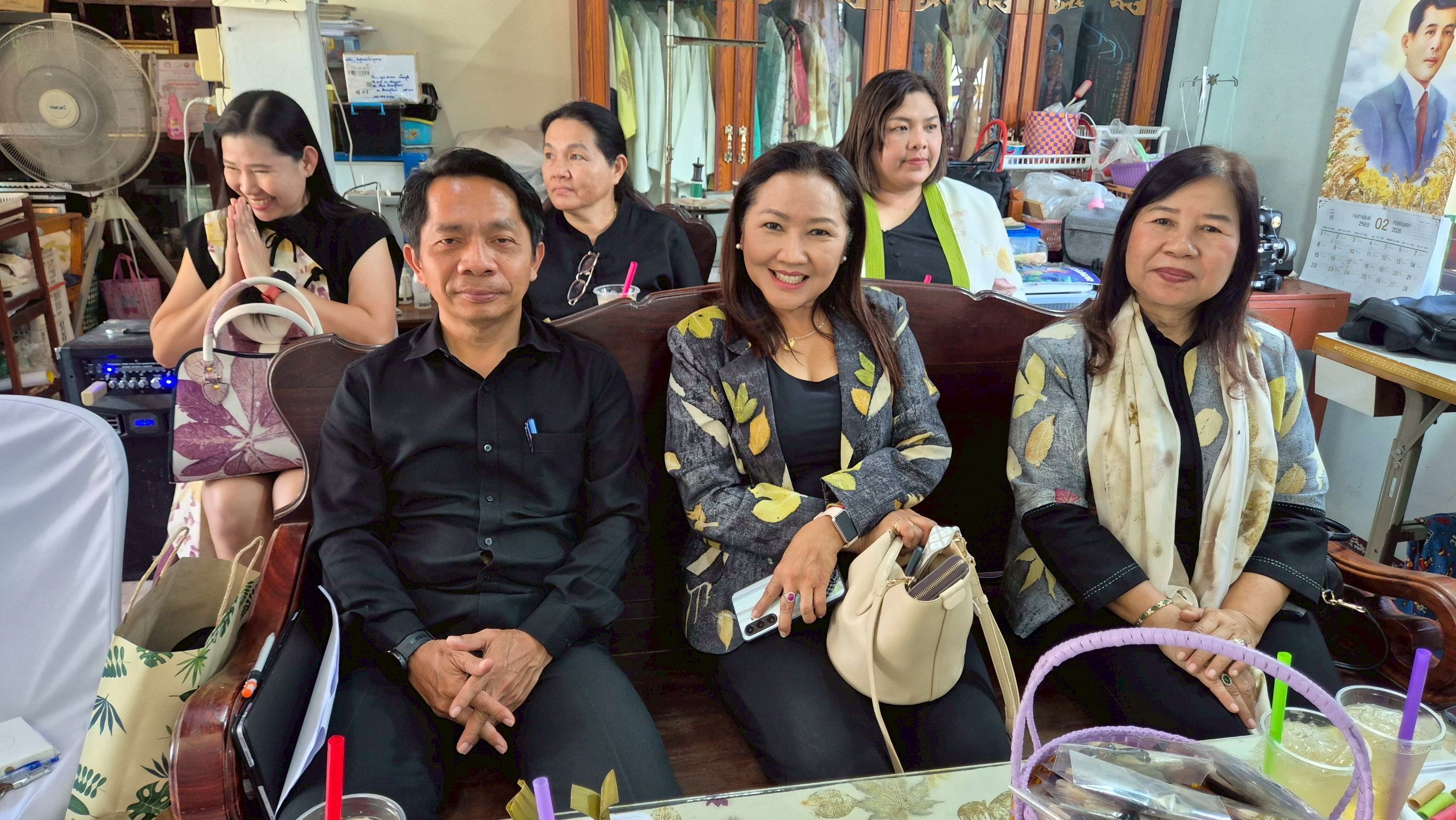 สพอ.เมืองพิษณุโลก ร่วมให้กำลังใจกลุ่มวิสาหกิจชุมชนการพิมพ์สีธรรมชาติ (Eco Printing) ต.สมอแข ในการประกวดวิสาหกิจชุมชนดีเด่นระดับจังหวัด ประจำปี 2569