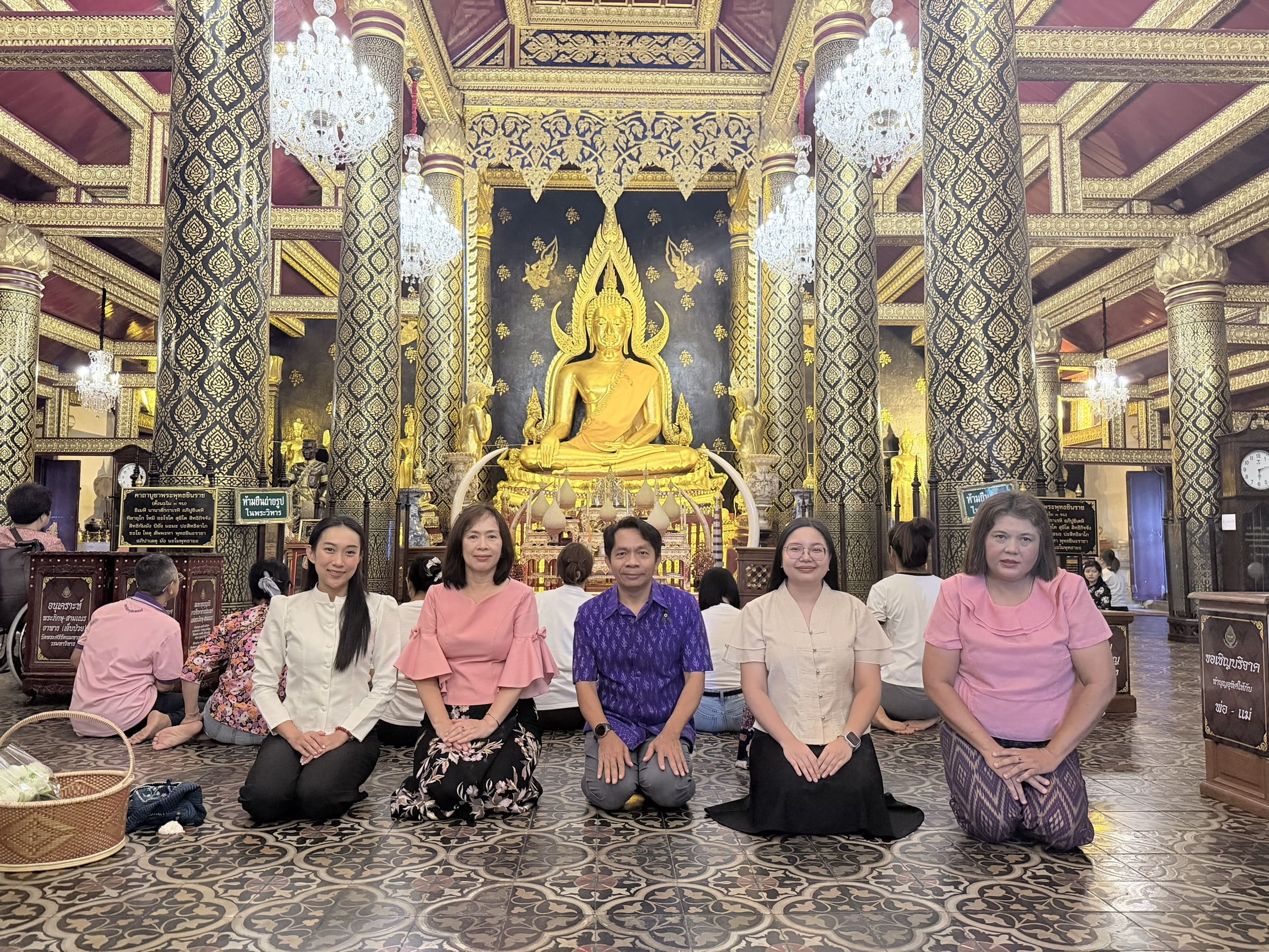 ​​​​​​​สพอ.เมืองพิษณุโลกร่วมกิจกรรม “ชินะราชา เบิกฟ้าเสริมบุญ ตักบาตรรับอรุณ หน้าวิหารเสริมพลังศรัทธา @เมืองสองแคว” พร้อมเยี่ยมชมตลาดริมน่าน หน้าวัดพระศรีรัตนมหาธาตุวรมหาวิหาร